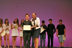  Maria Luisa entregó los diplomas a los alumnos.