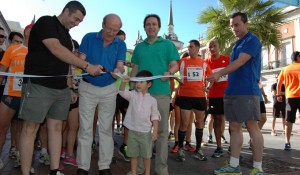 El alcalde de Huelva, Pedro Rodríguez, fue el encargado de dar la salida a la prueba.