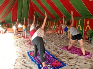 Yoga en la playa para comenzar las mañanas estivales.