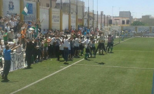 Momento en el que los jugadores de la Olímpica celebran su gol en Lebrija. / Foto: E. C.