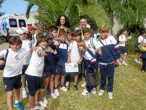 La delegada territorial de Salud y Bienestar Social, Lourdes Martín y el director de servicios generales del Hospital Juan Ramón Jiménez, Agustín Ortega, acompañados de los menores del colegio Moliere que han colocado el cartel explicativo de la palmera canaria.