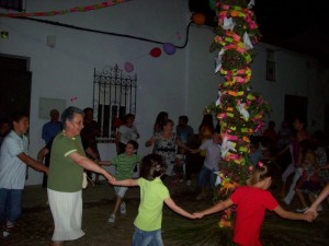 Vecinos de Paymogo celebrando su Verbena en torno al Pirulito de San Juan./ Foto:huelvapedia