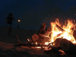 Siete fogatas controladas estuvieron en las playas de Punta Umbría.