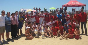 Campeón y subcampeón junto a los miembros de la Federación Española de Fútbol y patrocinadores, después de la entrega de premios.