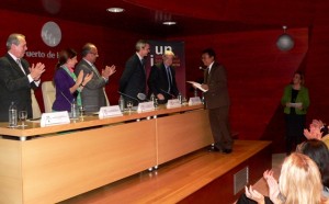 José Enrique Nieto recogiendo su Premio.