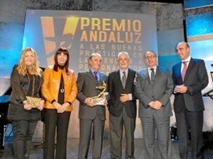 Cristóbal Guerrero recoge un premio a los comercios de Huelva otorgado por la Junta de Andalucía.