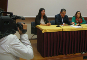 Rocío Moreno, concejal de Empleo, Juan Carlos Lagares, alcalde de La Palma, y Patricia Calles, concejal de Juventud, durante la presentación de las programa.