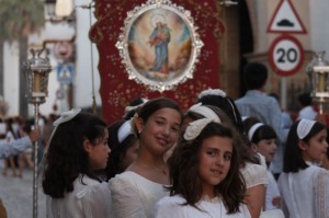 Las niñas participaron en la procesión. 