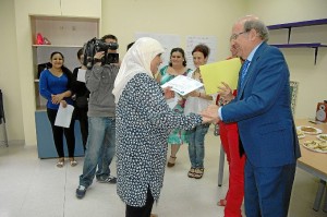 Entrega de diplomas en la clausura. 