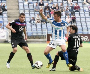 Jonathan Valle trata de irse de Camacho en un lance del partido. / Foto: Josele Ruiz.