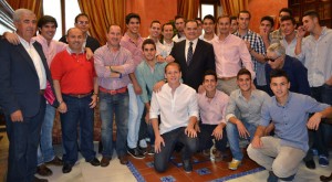 El alcalde de La Palma Juan Carlos Lagares recibió al equipo de fútbol por el ascenso.