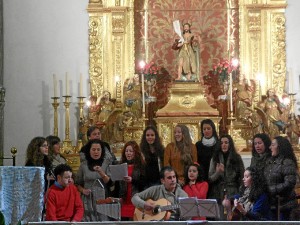 Coro local Ecos de la Sierra que canta el lunes durante la misa previa a la procesión del patrón de Linares.