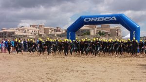 Salida de natación en una edición anterior del Triatlón puntaumbrieño.