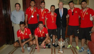 Los componentes del equipo onubense, junto al alcalde y al concejal de Deportes.