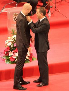 Momento de la imposición de la Medalla a Sierra por parte del alcalde moguereño. / Foto: Fran Alfaro.