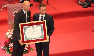 José Manuel Sierra y el alcalde de Moguer, Gustavo Cuéllar, tras la imposición de la Medalla. / Foto: Fran Alfaro.