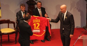 Sierra entregó al Ayuntamiento de Moguer una camiseta de la selección firmada por todos los jugadores. / Foto: Fran Alfaro.