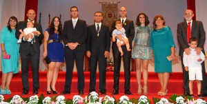 Sierra y su familia en un momento de la ceremonia, junto al alcalde de Moguer. / Foto: Fran Alfaro.