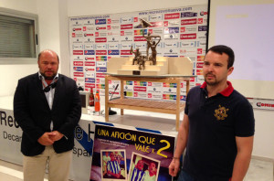 Pablo Comas, presidente del Recre, y Elías Rodríguez Picón, autor del monumento, junto a la maqueta del mismo.