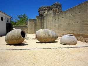 Las tinajas han sido donadas a la ciudad de Moguer y ya se encuentran instaladas en el Castillo de la localidad.