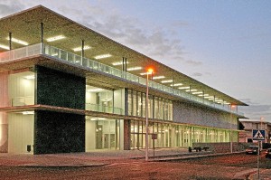 El edificio cuenta también con una planta sótano de aparcamientos públicos.