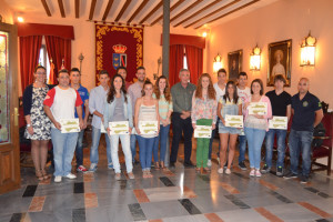 Los jóvenes que han realizado el curso, con sus diplomas.