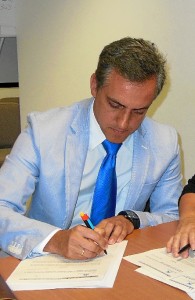 El presidente de Ansares, José Manuel Alfaro, firmando la ayuda.