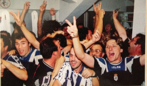 Los jugadores del Recre celebran su ascenso en 1998. / Foto: Album del ascenso de Huelva Información.