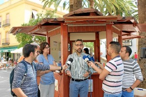 El alcalde junto a las instalaciones que ofrecerán el servicio de Biblioteca de Verano.