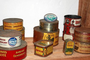 Algunas latas de conservas que pueden verse en la muestra.