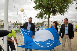 Izada de bandera azul en el puerto de Ayamonte.