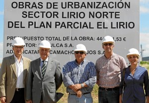 Foto del acto de colocación de la primera piedra.