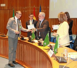 El alcalde de Bollullos recibe la distinción.