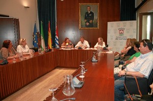 Reunión en Cartaya para organizar la llegada de los niños saharauis a la localidad.