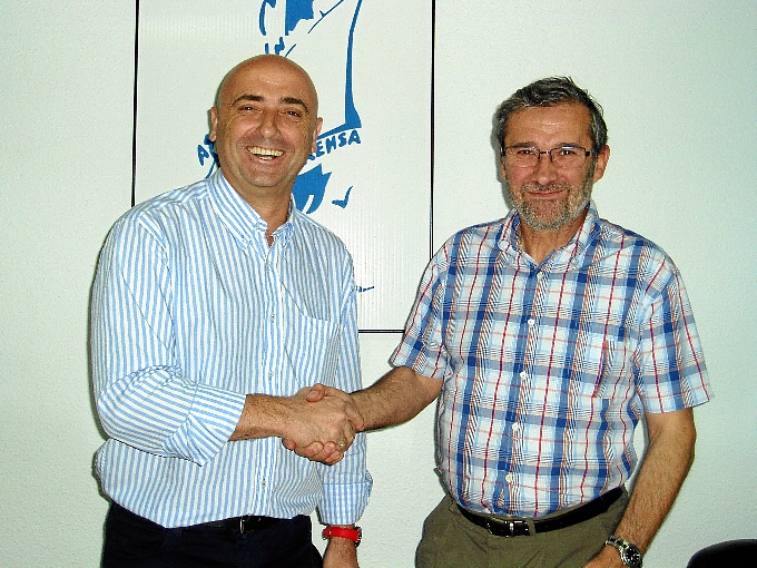 Jesús Velasco y Rafael Terán tras la firma del convenio.