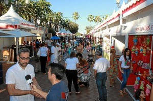 Más de 30 puestos y casetas están presentes en este mercado.