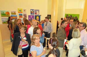 La inauguración de la exposición ha contado con multitud de público moguereño.