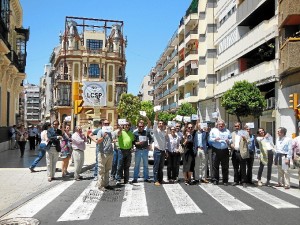 Tras la lectura, los arquitectos onubenses han procedido a cortar la calle Puerto.