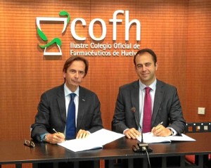 El presidente del Colegio de Farmacéuticos de Huelva, Francisco Peinado (izquierda) y el director de AAPP y Empresas del Territorio Sur de Telefónica, Ignacio Ochoa.