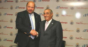 El presidente del Real Club Recreativo de Huelva, Pablo Comas, y el de Globalia, Juan José Hidalgo, tras la firma.