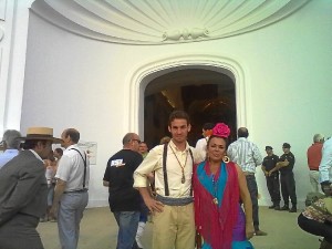 Madre e hijo, ante el Santuario de la Virgen del Rocío. 