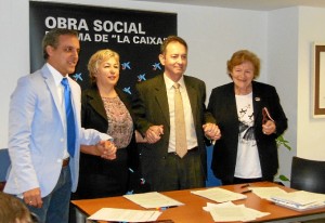 El presidente de la Caixa con los representantes de las tres organizaciones beneficiarias.