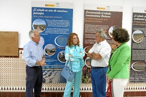 Visita de Cinta Castillo a la cooperativa Virgen del Rocío de Almonte.