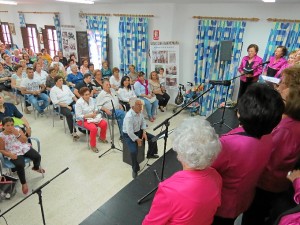 Coro de mayores que se presentó en la actividad.