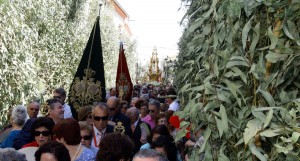 Recorrido del Corpus Christi por las calles de Hinojos. / Foto. Josele Ruiz