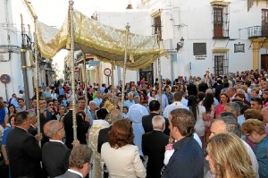 Numerosas personas salieron para ver la procesión del Corpus en Moguer. 