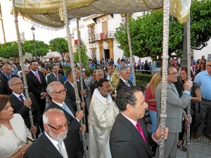 La Custodia fue portada por el párroco de Moguer, José Manuel Raposo. 