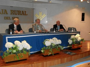 Martínez, de Vicente y Mancheño en los desayunos de la Fundación Caja Rural del Sur.