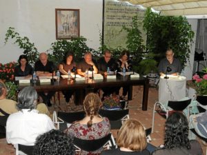 Los integrantes del Aula de Teatro de la UHU durante una lectura dramatizada.