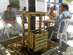 Una de las intervenciones en el 'Murito' ha sido cubrir la zona con asientos de madera, una mesa y papeleras